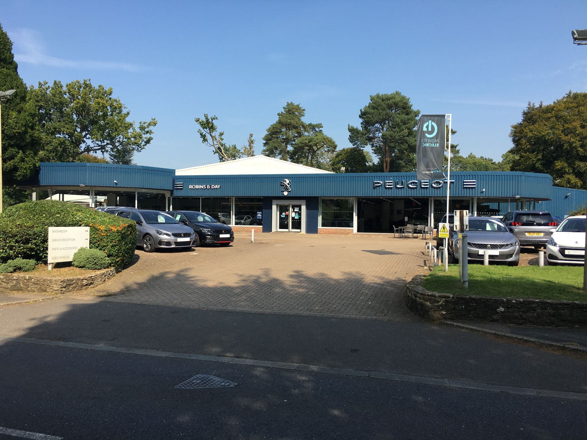 Stellantis &You Peugeot Guildford Car dealership in Nr Guildford